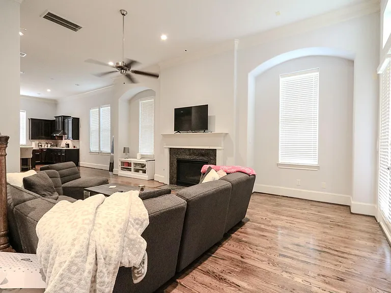 2037 Fannin Sta N — Photo 20