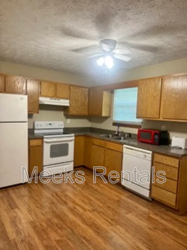 2 bed, 1.5 bath, 1225 sqft, $1,200 — Photo 2