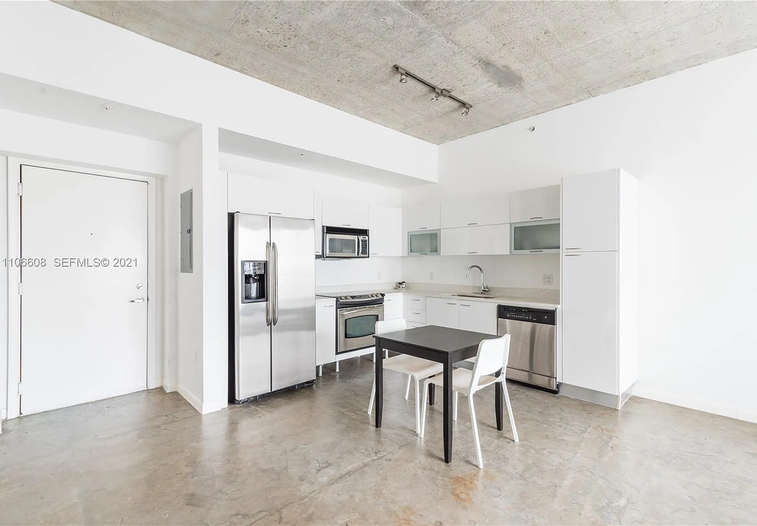 1 bed, 667 sqft, $2,300 — Photo 4