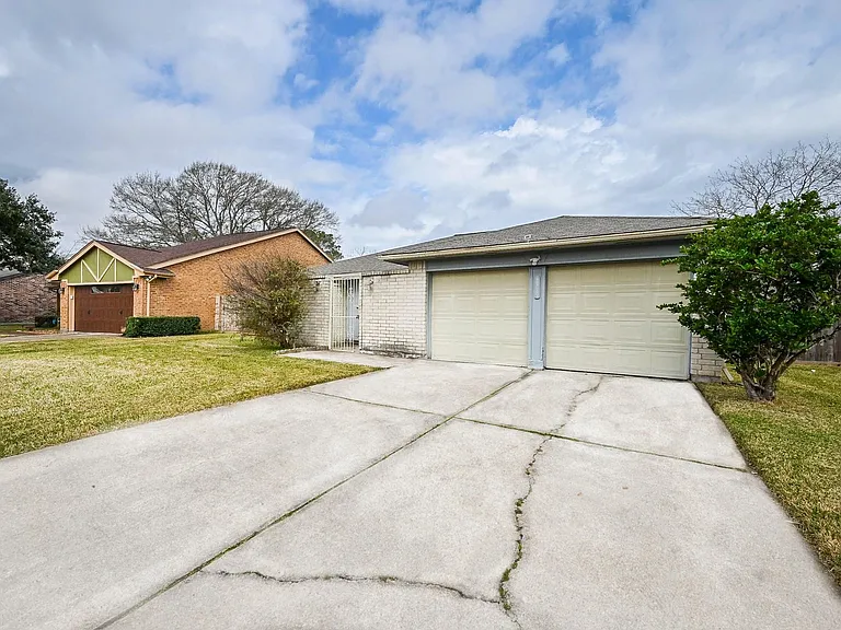 1114 Blue Diamond Dr — Photo 2