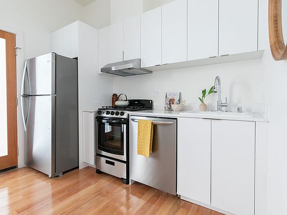 3rd image of 121 N Berendo St #123-1/4