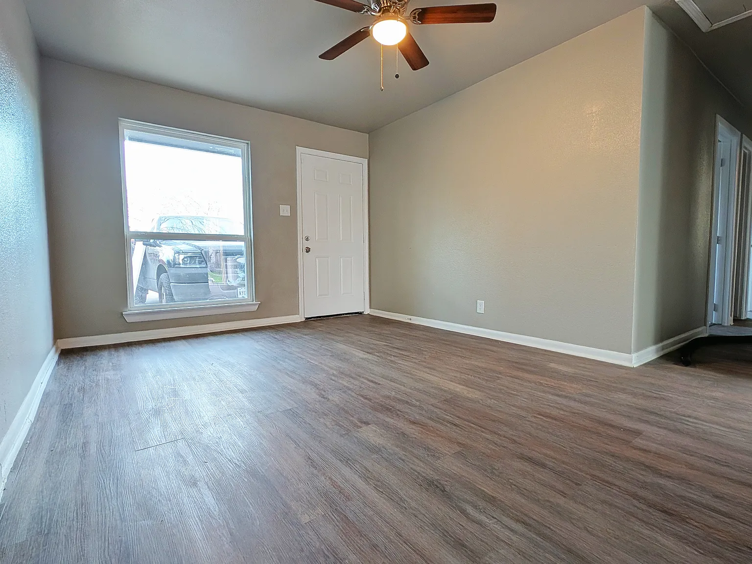 4 bed, 1.5 bath, 1384 sqft, $1,645 — Photo 4