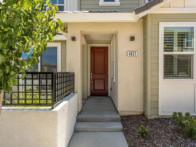 4821 Holden Dr — Photo 4