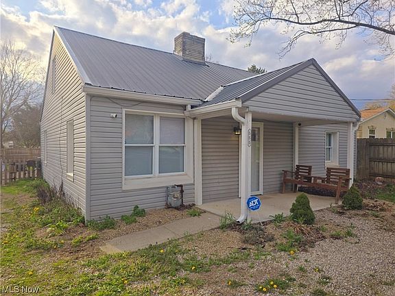 2nd image of 555 N Cedar St