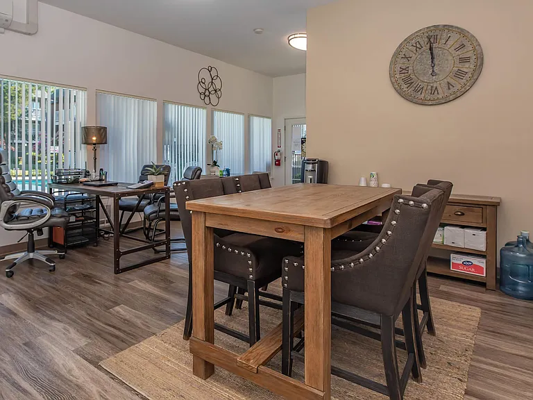 Corinthian Apartments — Photo 6