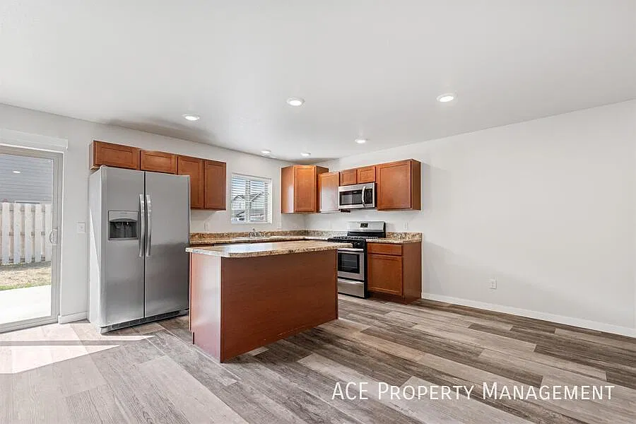 3 bed, 2.5 bath, 1588 sqft, $1,695 — Photo 3