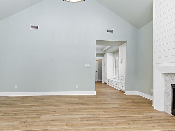 5th image of 336 Lake Dr