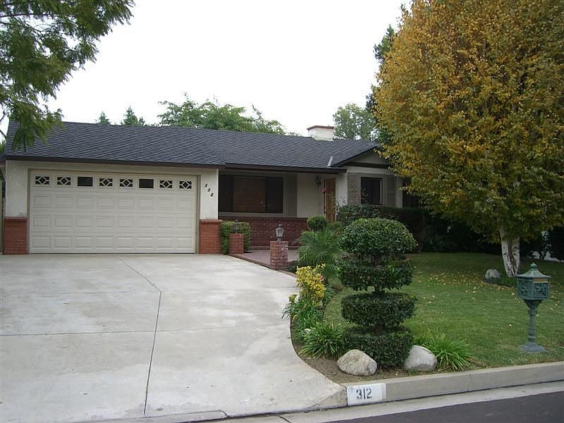Beautifully Landscapped Front of 312 San Antonio Road