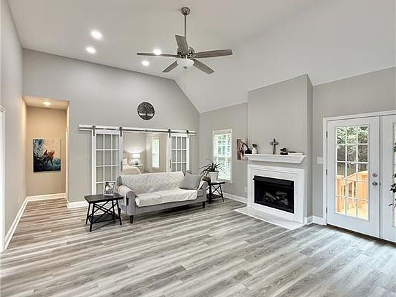 4th image of 936 George Place Dr