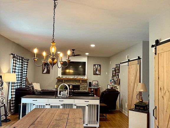 5th image of 301 E Chestnut St