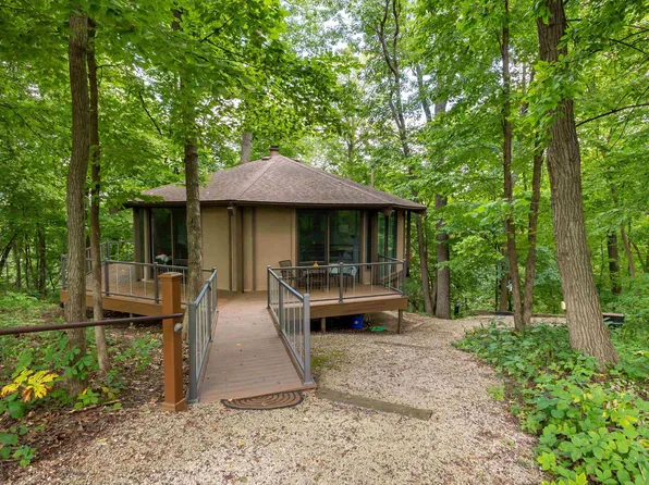 8 Lost Ridge Ln, Galena, IL 61036