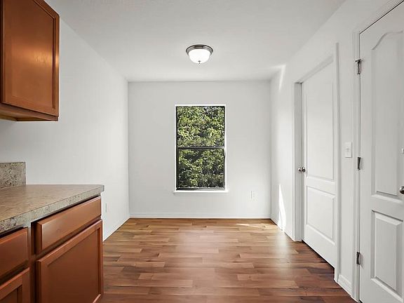 3rd image of 1725 Chatham Green Cir
