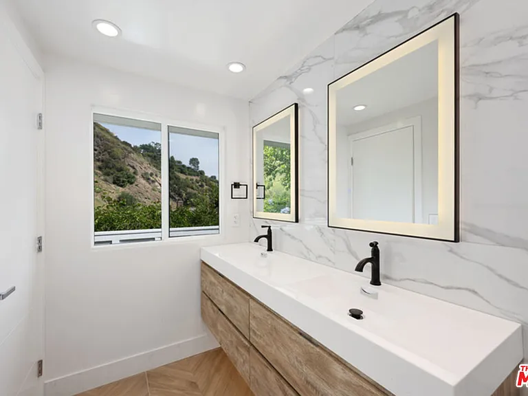 1190 Bienveneda Ave — Photo 1