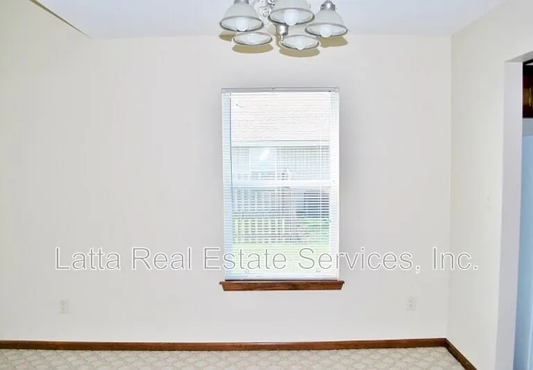 1031 NW Willow Dr — Photo 5
