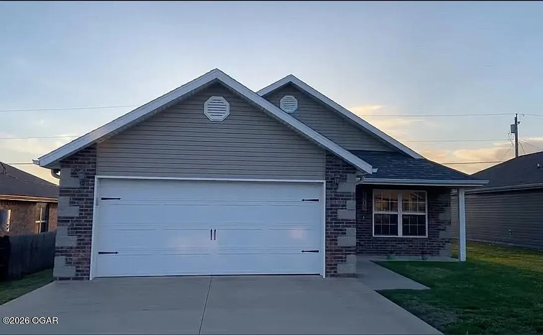 3 bed, 2.0 bath, 1329 sqft, $1,695 — Photo 1