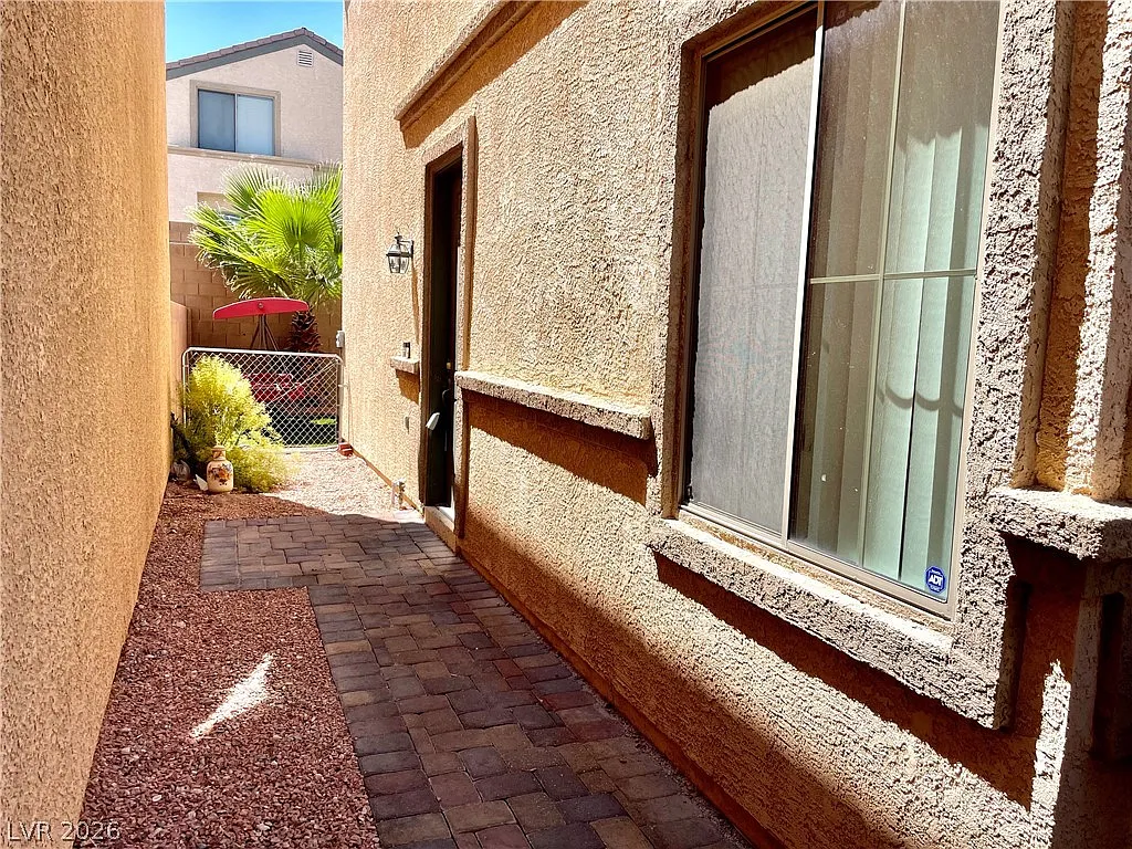 3 bed, 2.0 bath, 1129 sqft, $1,900 — Photo 3