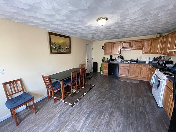 Large Eat-in Kitchen