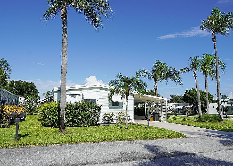 1st image of 305 NE Moonstone Dr