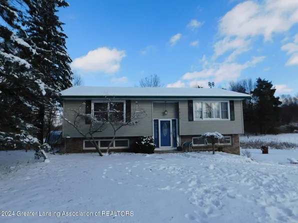 7915 Hillcrest Dr, Laingsburg, MI 48848
