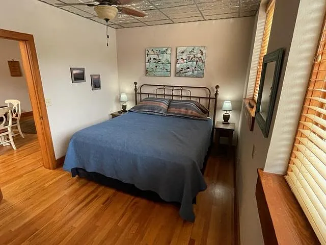 King size bed - ceiling fans in rooms