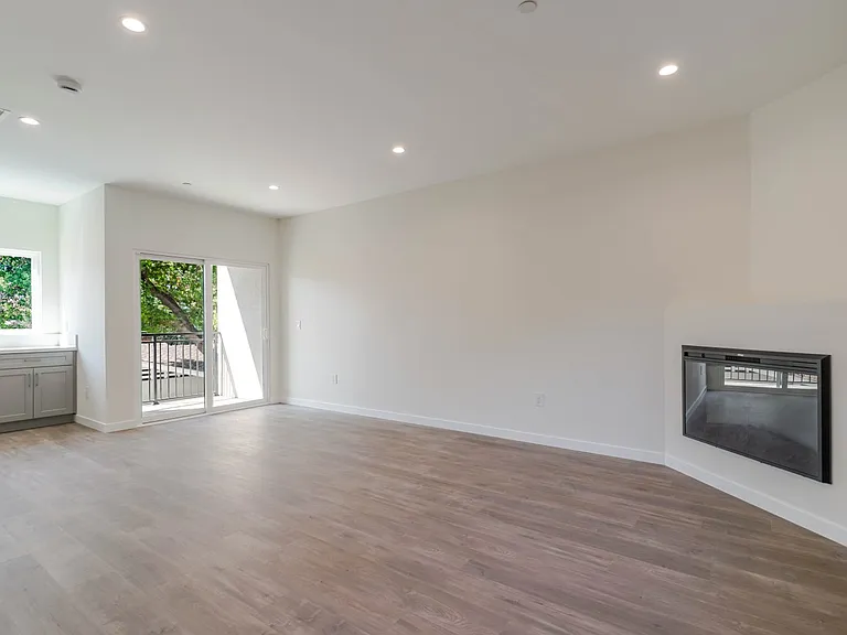 1961 Waltonia Dr #103 — Photo 4