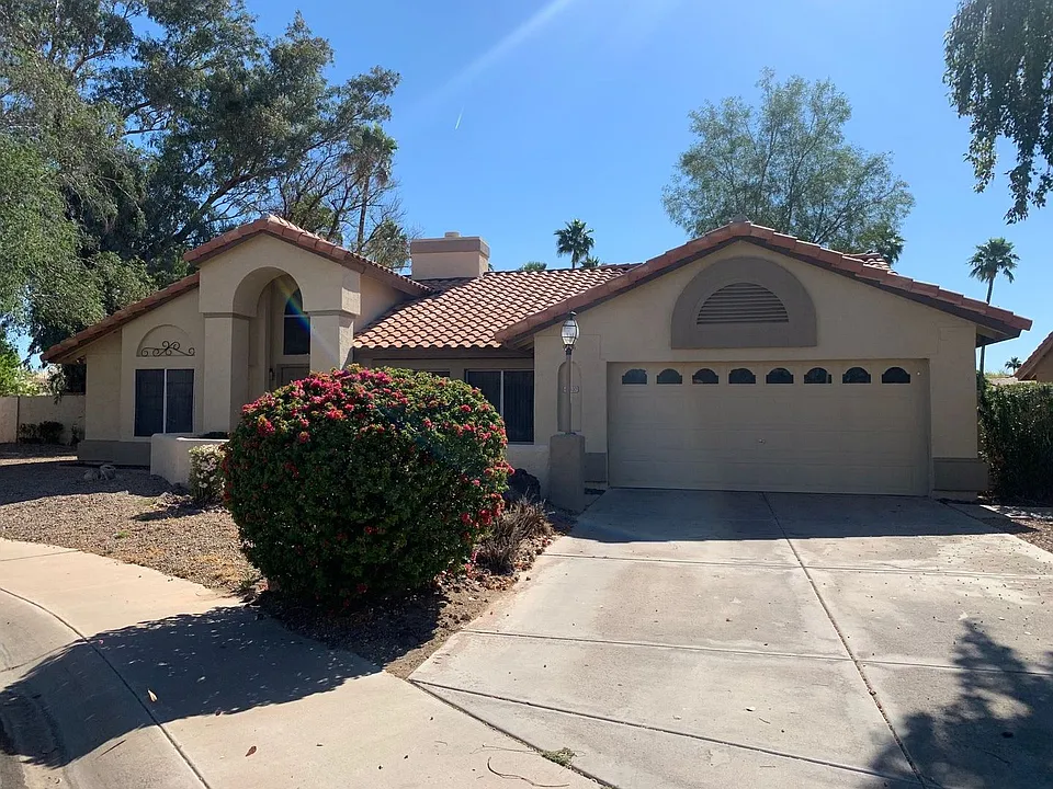 837 N Oak Ct
