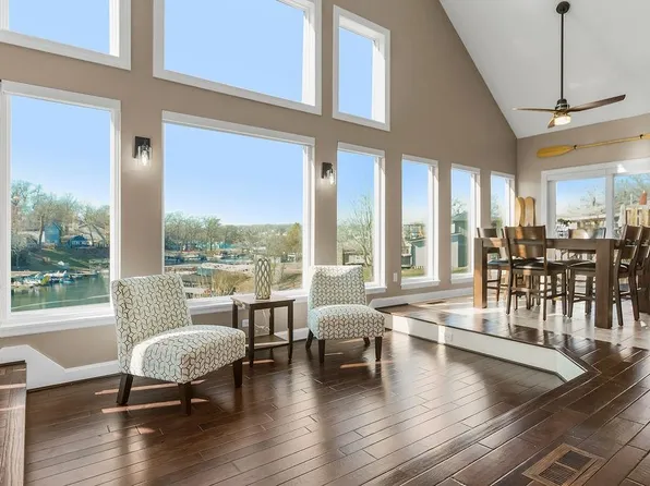 12 W St, Lees Summit, MO 64086