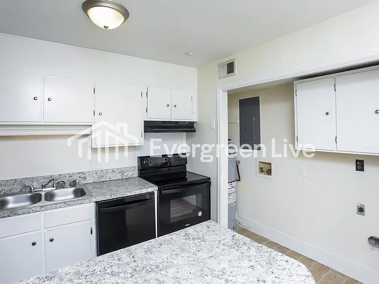 1605 Ashford Ln — Photo 6