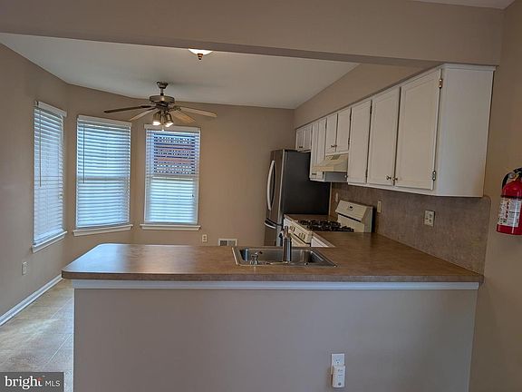 5th image of 33 Banbury Ct