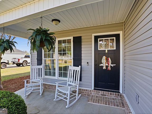 5th image of 423 Small Pond Ln