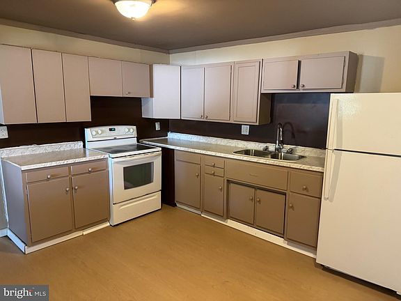 3rd image of 541 Summerhill Ave