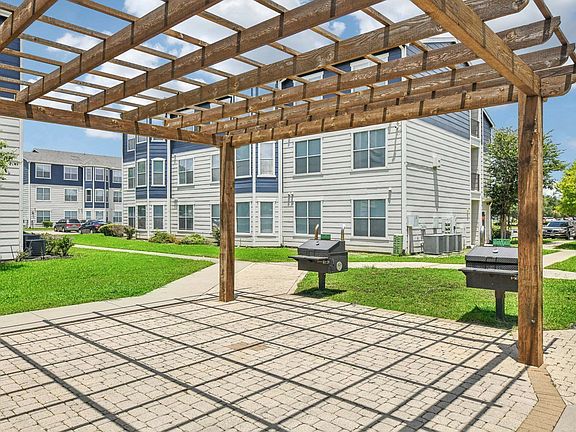 Picnic and BBQ Area at Towne West Apartments in Houston, TX