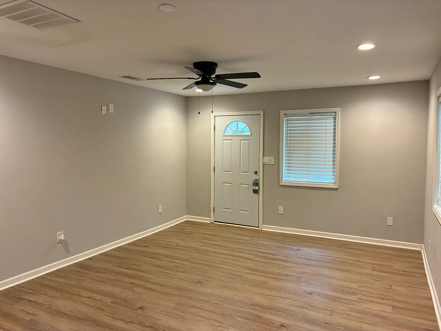 3 bed, 1073 sqft, $1,610 — Photo 4