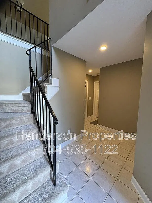 2 bed, 2.5 bath, 1723 sqft, $1,899 — Photo 3