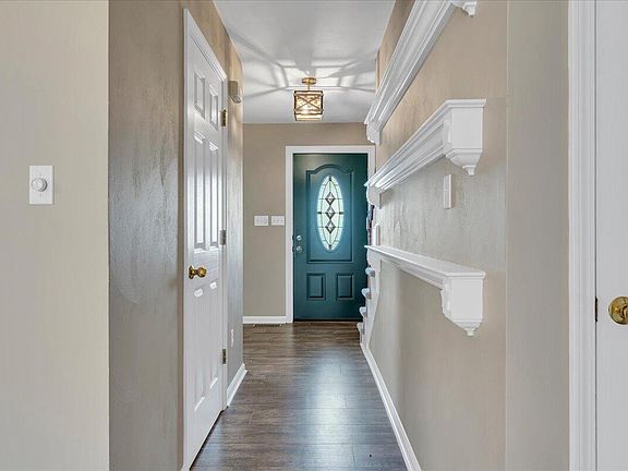 5th image of 820 Harmon Cir