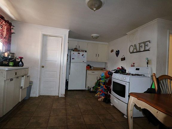 3rd image of 95 William St