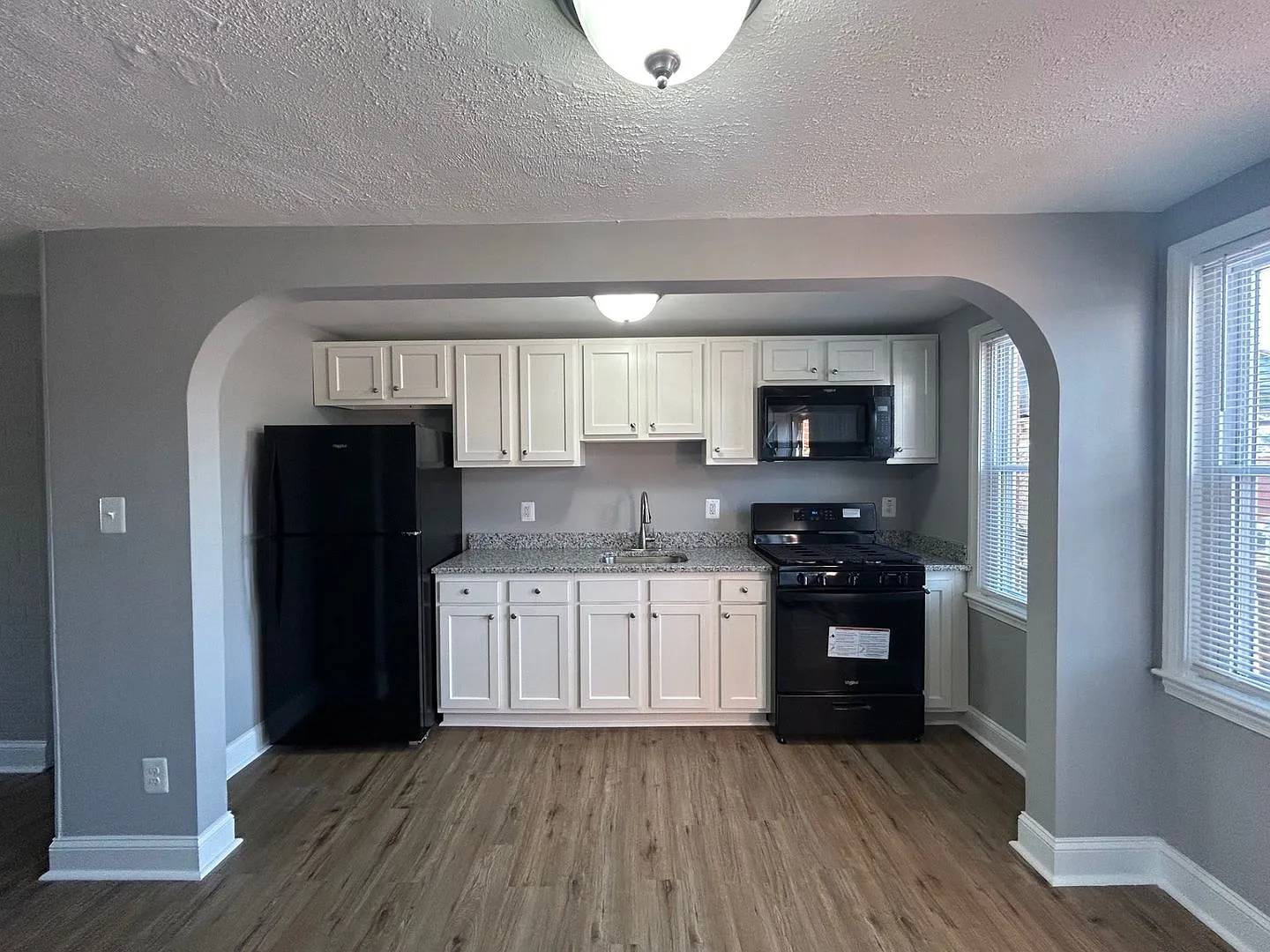 Baltimore - 2 bedrooms and 2.5 bath Available! — Photo 2
