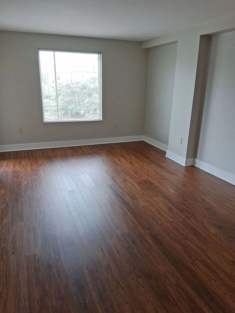 8th floor Lake Plaza unit - lease includes 3 parking spaces!! $4200/month - sign now, move in 8/1... — Photo 3