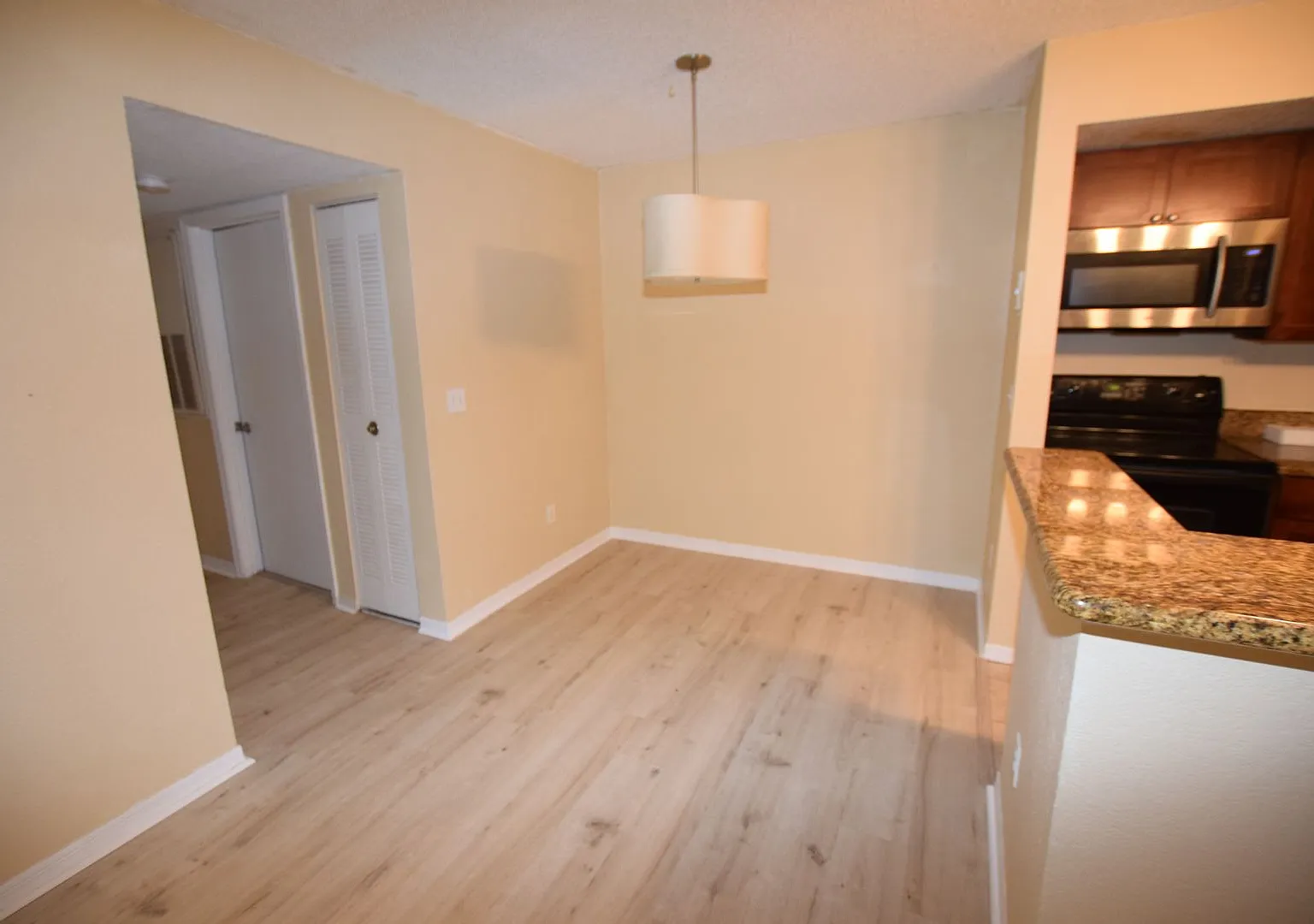 2/2 Condo For Rent at 5120 Conroy Road #511 Orlando, FL 32811 — Photo 4