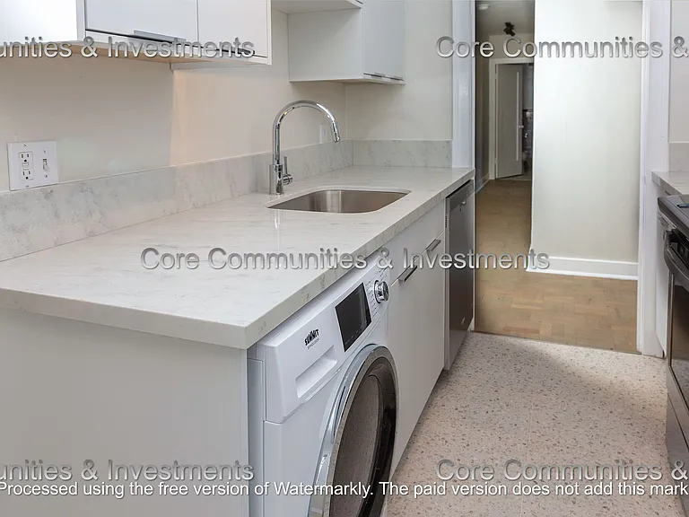 Pollyanna Apartments — Photo 32