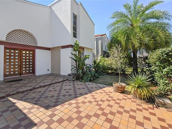 5th image of 34 Fontainebleau Dr