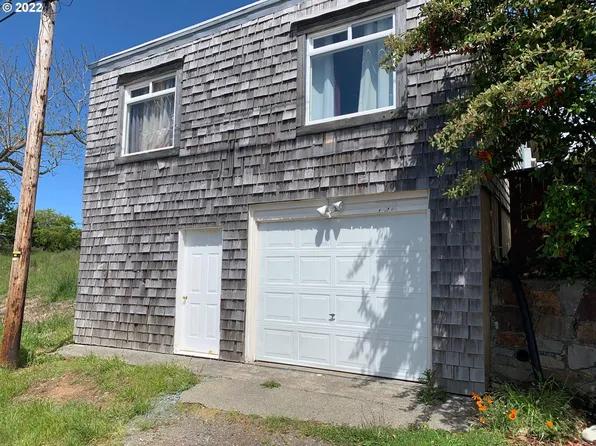 752 Valley St, Brookings, OR 97415