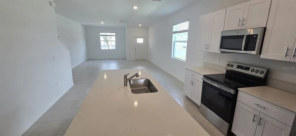 3 bed, 2.5 bath, 1801 sqft, $2,100 — Photo 4