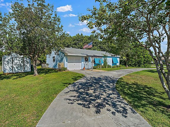 3rd image of 2222 SE Rock Springs Dr