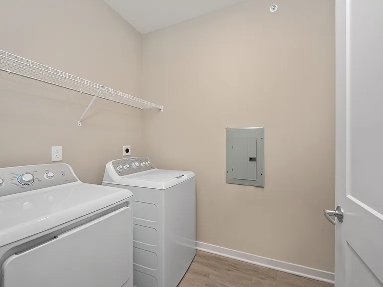 1 Bedroom + Den M4 Washer Dryer
