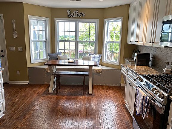 Kitchen/ Breakfast Nook