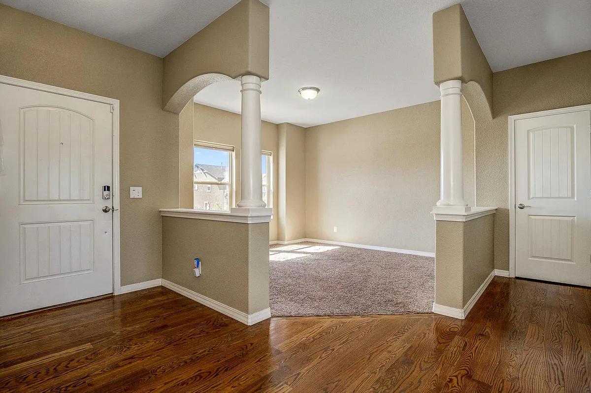 Building Photo - 884 Black Arrow Dr