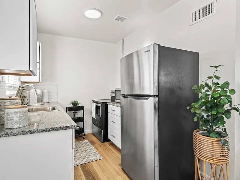 1627 N Bryant Ave #D — Photo 10
