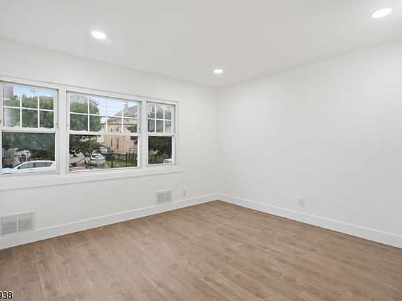 4th image of 284 2Nd Ave