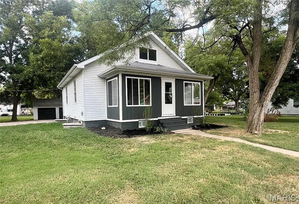 825 W Green St photo 1